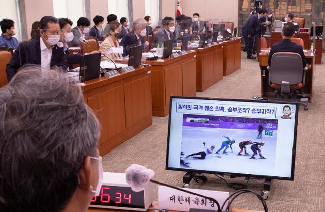 이기홍 대한체육회장(왼쪽)이 12일 국회 문화체육관광위원회의 대한체육회에 대한 국정감사에서 심석희 관련 질문에 답하고 있다. 뉴스1