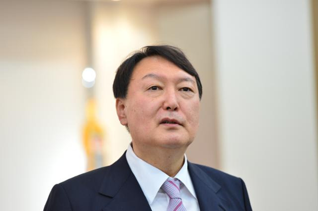 윤석열 국민의힘 대선 경선 후보가 19일 국민의힘 경남도당에서 열린 '경남 선대위 임명장 수여식'에 참석해 인사말을 하고 있다. 창원=뉴시스