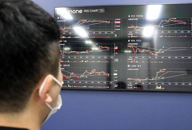 지난 20일 오후 서울 용산구 코인원 고객센터 모니터에 비트코인 시세가 표시돼 있는 모습. 뉴스1