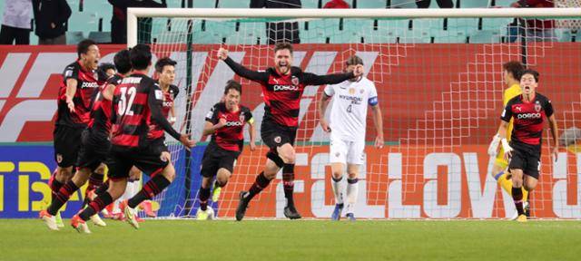 2021 아시아축구연맹(AFC) 챔피언스리그(ACL) 4강전 울산 현대와 포항 스틸러스의 경기가 열린 17일 전북 전주시 전주월드컵경기장에서 포항 그랜트가 골을 성공시키고 세리머니를 하고 있다. 전주=뉴시스
