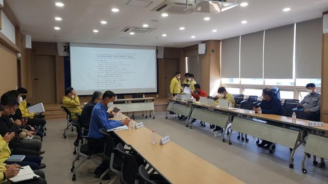 해경과 경북도, 경북 울진군 관계자들이 21일 일진호 사고대책본부가 마련된 울진군 후포면 후포수협 2층 소회의실에서 선원 가족들에게 구조 상황을 설명하기 위해 자료를 준비하고 있다. 김정혜 기자