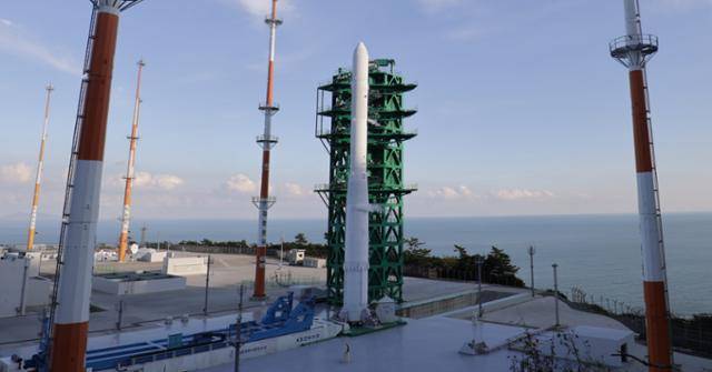 21일 전남 고흥군 나로우주센터 제2발사대에서 한국형 발사체 누리호(KSLV-ll) 기립장치가 분리되고 있다. 사진공동취재단