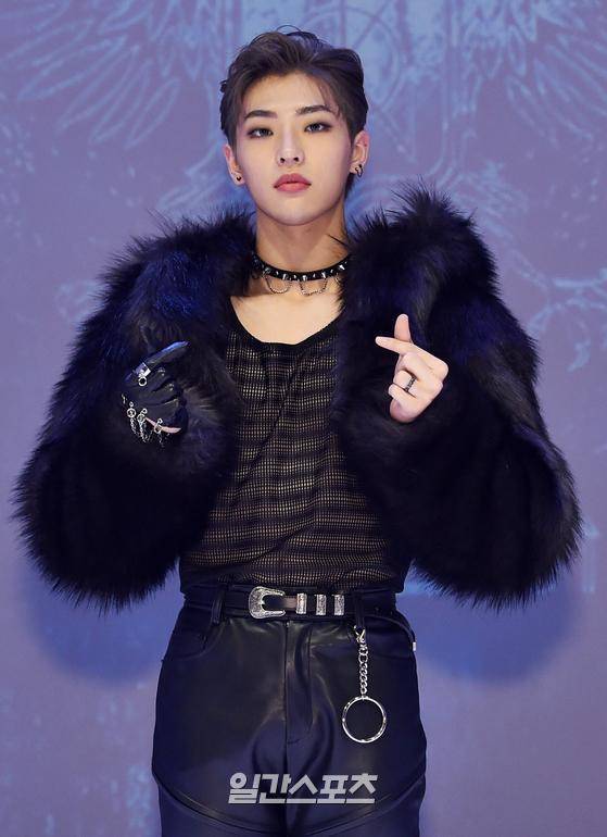 그룹 킹덤 무진이 21일 오후 온라인 생중계로 진행된 세 번째 미니 앨범 '히스토리 오브 킹덤 : 파트 3. 아이반' 쇼케이스에 참석해 포토타임을 갖고 있다. 〈사진제공=GF엔터테인먼트〉