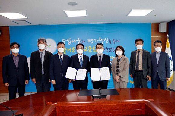 류정섭 부교육감(왼쪽4번째)과 조봉업 행정부지사(왼쪽5번째)를 포함한 전북교육청, 도청 관계자들이 기념사진을 찍고 있다. [사진=전북도교육청]