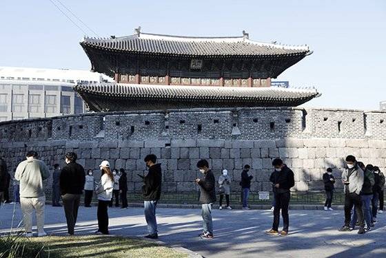 동대문시장 집단감염에, 선별진료소 긴 줄