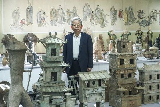 김종춘 다보성갤러리 대표가 19일 한중 문화재 500여 점으로 꾸민 특별전 ‘한중 문화유산 재발견’이 열리고 있는 서울 종로구 수운회관에서 중앙일보와 인터뷰하고 있다. 김성룡 기자