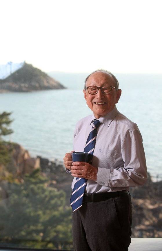 인천 을왕리 낙조대 집필실에서 만난 김형석 연세대 명예교수. “정권을 위해서 정치를 하는 사람들은 진실과 정직을 잃어버린다. 대신 수단과 방법을 잘 쓰면 된다고 생각한다. 그 결과가 뭐겠나. 국민이 정부를 못 믿게 된다”고 했다. 김상선 기자