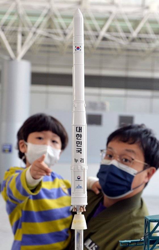 순수 국산 기술로 만든 한국형 발사체 '누리호'(KSLV-Ⅱ) 발사를 이틀 앞둔 19일 오후 대전 국립중앙과학관을 찾은 시민들이 전시된 누리호 축소 모형을 신기한 듯 바라보고 있다. 프리랜서 김성태