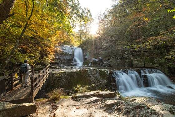 강원도 인제 방태산자연휴양림이 단풍으로 물들었다. 휴양림에서 가장 많은 사람이 찾는 이단폭포.