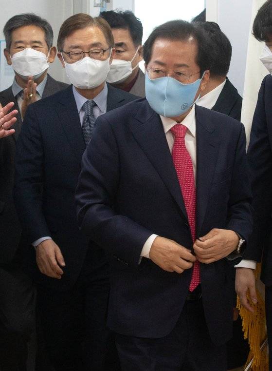 국민의힘 대선 경선 후보인 홍준표(오른쪽) 의원이 17일 오전 서울 여의도 홍준표 의원 사무실에서 열린 최재형 전 원장 영입 행사에 참석하고 있다. [국회사진기자단]