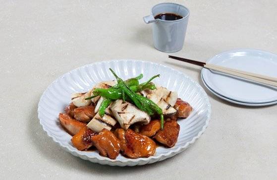 데리야키 치킨, 발사믹 버섯. 사진 송미성, 스타일링 스튜디오로쏘
