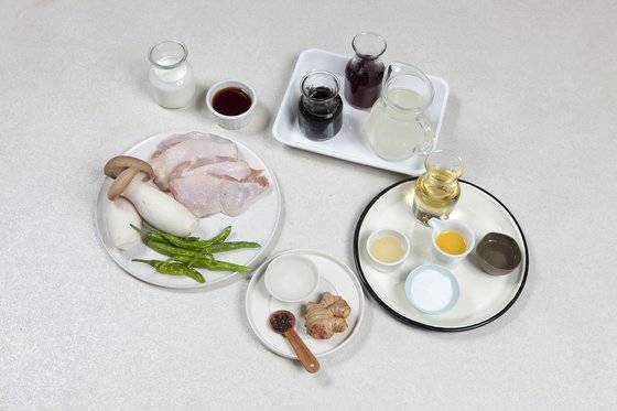 데리야키 치킨 발사믹 버섯의 재료들. 사진 송미성, 스타일링 스튜디오로쏘