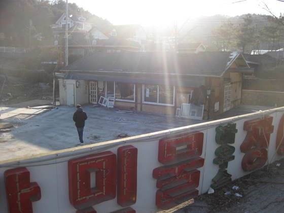 지자체와 검찰 등의 거듭된 단속으로 폐업한 경기도 남양주시 조안면 운길산역 앞 음식거리의 한 장어 음식점. 전익진 기자