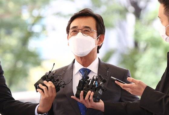 한동훈 검사장의 명예를 훼손한 혐의로 기소된 유시민 전 노무현재단 이사장이 21일 서울서부지방법원에서 열리는 재판에 출석하고 있다.   유 전 이사장은 2019년 12월 유튜브 채널 '알릴레오'와 이후 언론 인터뷰 등에서 '대검찰청 반부패강력부가 2019년 말 본인과 노무현재단의 계좌를 불법 추적했다'는 취지의 발언을 한 혐의(라디오에 의한 명예훼손)로 고발돼 지난 5월 재판에 넘겨졌다. 연합뉴스