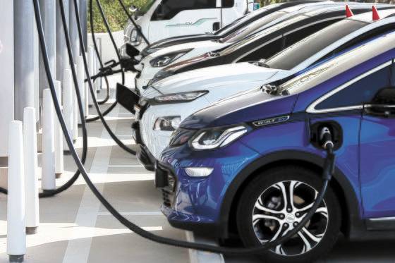 지난 4월19일 오후 경기도 안성시 원곡면 경부고속도로 안성휴게소 서울 방향에 설치된 초고속 전기차 충전소가 전기차들로 가득 차 있다. 탄소중립이 달성되고 내연기관 자동차가 전기차로 완전히 대체되면 거리의 주유소도 사라질 전망이다. 뉴스1