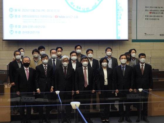 21일 오전 열린 NRC 탄소중립연구단 토론회 참석자들. 앞줄 왼쪽부터 김재진 한국조세재정연구원장, 오재학 한국교통연구원장, 정해구 경제.인문사회연구회 이사장, 윤제용 한국환경연구원장, 윤순진 탄소중립위원회 위원장, 임춘택 에너지경제연구원장, 황덕순 한국노동연구원장. 강찬수 기자