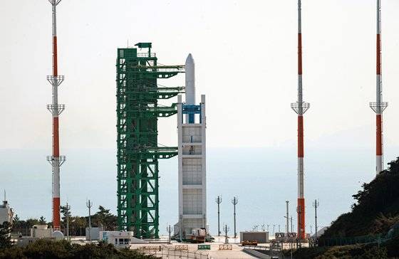 21일 고흥군 나로우주센터 제2발사대에 거치된 한국형 발사체 누리호(KSLV-ll)에 연료와 산화제가 주입되고 있다. [사진공동취재단=연합뉴스]