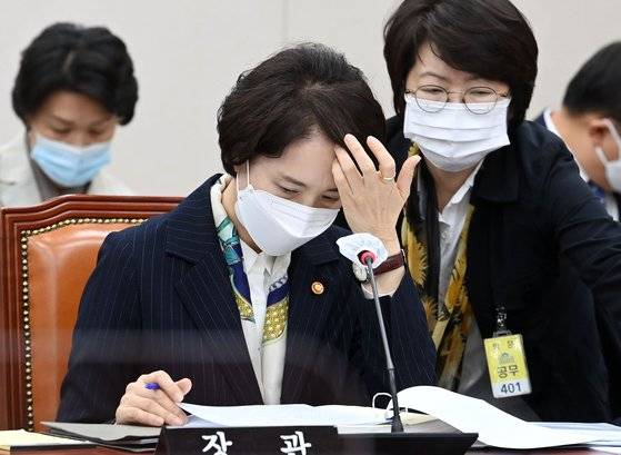 유은혜 사회부총리 겸 교육부 장관이 21일 서울 여의도 국회에서 열린 교육위원회의 교육부와 소속?공공?유관기관 등에 대한 국정감사에서 자료를 검토하고 있다. 2021.10.21 임현동 기자