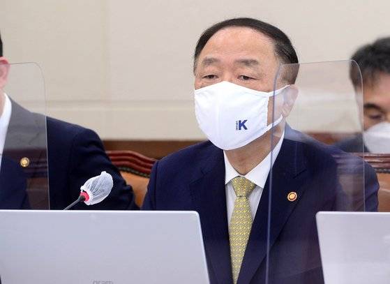 홍남기 부총리 겸 기획재정부 장관이 21일 오전 서울 여의도 국회에서 열린 기획재정위원회의 기획재정부, 한국은행 등에 대한 종합감사에 참석해 의원들의 질의에 답변하고 있다. 국회사진기자단=연합뉴스
