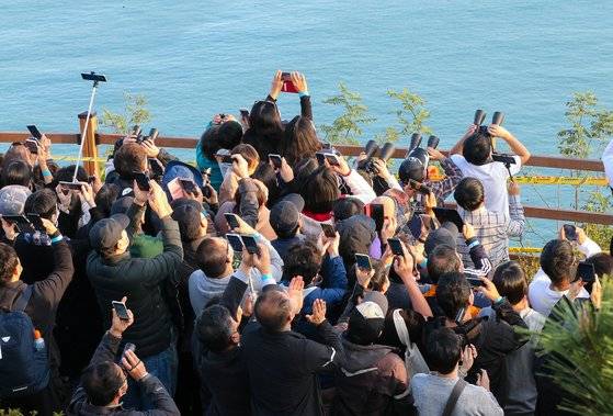 21일 전남 고흥우주발사전망대에서 한국형발사체 '누리호'의 발사를 지켜보는 관람객들이 휴대전화를 이용해 영상으로 남기고 있다. 프리랜서 장정필