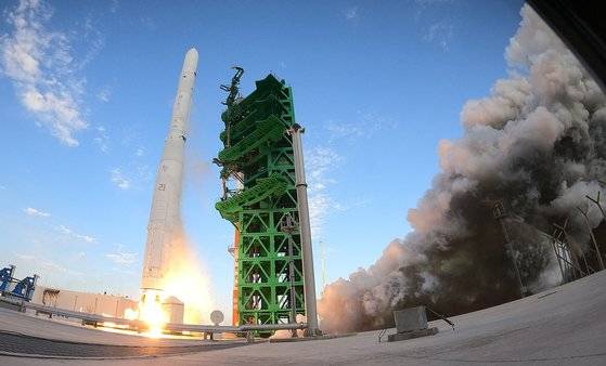 (고흥=뉴스1) 사진공동취재단 = 한국형 발사체 누리호(KSLV-ll)가 21일 고흥군 나로우주센터 제2발사대에서 화염을 내뿜으며 힘차게 날아오르고 있다. 누리호는 1.5t급 실용위성을 지구저궤도(600~800km)에 투입하기 위해 만들어진 3단 발사체이며 엔진 설계에서부터 제작, 시험, 발사 운용까지 모두 국내 기술로 완성한 최초의 국산 발사체다. 2021.10.21/뉴스1