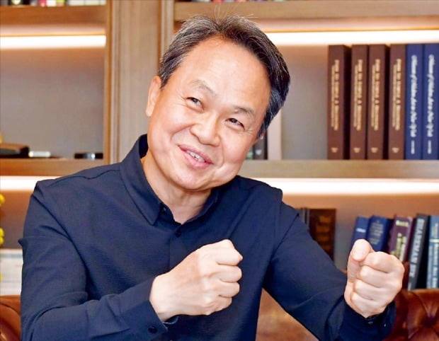 진옥동 신한은행장이 20일 서울 남대문로 신한PWM프리빌리지 서울센터에서 전통 은행에 필요한 변화 방향을 말하고 있다.  /김영우  기자