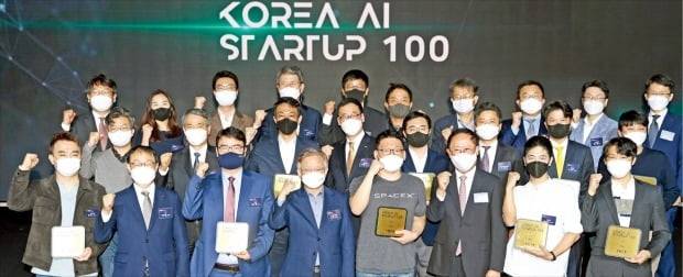 < 대한민국 미래 이끌 ‘AI 기업 100곳’ > 한국경제신문사와 KT AI 원팀이 함께 주최한 ‘코리아 AI 스타트업 100 콜로키움’ 행사가 20일 서울 잠실 소피텔앰배서더호텔에서 열렸다. 이날 유망 AI 스타트업으로 선정된 100곳을 대표해 참석한 스타트업 최고경영자(CEO) 등 주요 참석 인사들이 기념촬영을 하고 있다. 앞줄 왼쪽부터 김태수 네오사피엔스 대표, 구현모 KT 대표, 김녹원 딥엑스 대표, 권칠승 중소벤처기업부 장관, 박성현 리벨리온 대표, 김정호 한국경제신문 사장, 이참솔 리턴제로 대표, 신동주 모빌린트 대표.  /허문찬 기자