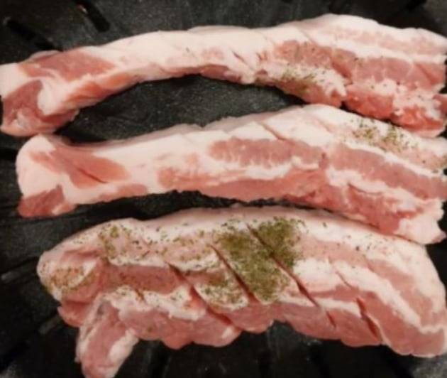 논란이 된 삼겹살 /사진=온라인 커뮤니티