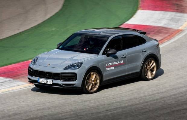 카이엔 터보 GT가 서킷을 달리고 있다. 사진=포르쉐 코리아