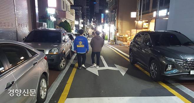 울산 남구 신정동 보행환경개선지구에서 시민들이 지난 20일 인도를 점령한 불법주차 차량때문에 차도를 걷고 있다.