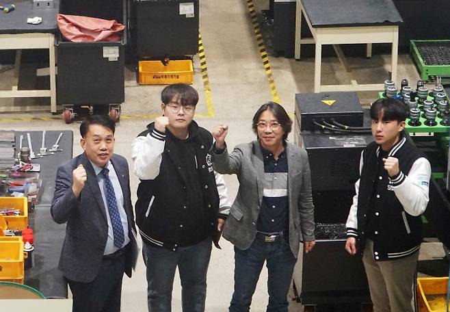 현장수업 참가자들이 파이팅을 외치며 활짝 웃고 있다. 왼쪽부터 임상호 교수, 양재혁 스마트팩토리공학과 학생(21학번), 신승무 대표이사, 같은 학과 배건우 학생(21학번).