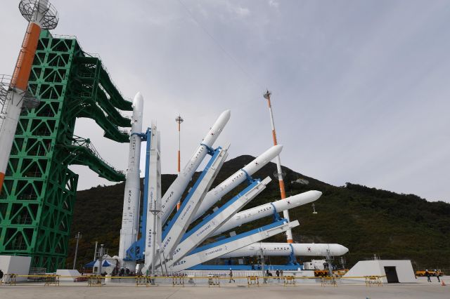 한국형 우주발사체 '누리호'가 20일 오전 전남 고흥군 나로우주센터 제2발사대에 기립되고 있다. 한국항공우주연구원