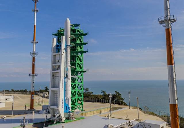 한국형 로켓 누리호가 21일 전남 고흥 나로우주센터 제2발사대에 거치돼 있다. 사진공동취재단