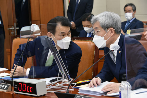 21일 국회 정무위원회 국정감사에 출석한 정은보 금융감독원장(왼쪽)과 고승범 금융위원장이 이야기를 나누고 있다. 이날 고 위원장은 다음주 발표할 가계부채 대책에 `전세대출을 총부채원리금상환비율(DSR)로 규제하는 방안`이 포함되지 않는다고 답변했다. [한주형 기자]