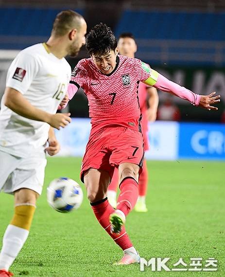 축구대표팀 주장 손흥민이 7일 안산와스타디움에서 열린 2022 카타르월드컵 아시아 최종예선 A조 3차전 시리아와의 경기에서 슈팅을 시도하고 있다. 사진=김영구 기자