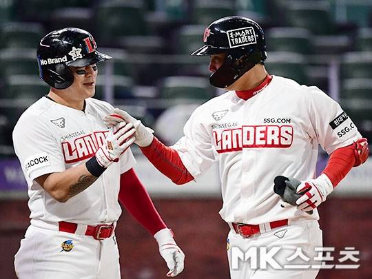 SSG 랜더스 최정(오른쪽)이 21일 인천 SSG랜더스필드에서 열린 두산 베어스와의 경기에서 1회말 선제 2점 홈런을 기록한 뒤 추신수에게 축하를 받고 있다. 사진(인천)=김영구 기자