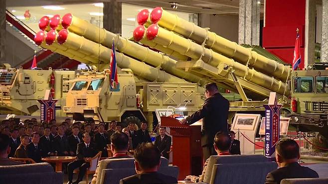 [서울=뉴시스] 북한 조선중앙TV는 지난 11일 평양의 3대혁명전시관에서 김정은 국무위원장이 참석한 가운데 국방발전전람회 '자위-2021'이 열렸다고 13일 보도했다. 2021.10.13. *재판매 및 DB 금지