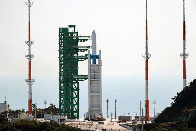 [고흥=뉴시스] 사진공동취재단 = 21일 전남 고흥군 나로우주센터 제2발사대에 거치된 한국형 발사체 누리호(KSLV-ll)에 연료와 산화제가 주입되고 있다. 누리호는 1.5t급 실용위성을 지구저궤도( 600~800km)에 투입하기 위해 만들어진 3단 발사체이며 엔진 설계에서부터 제작, 시험, 발사 운용까지 모두 국내 기술로 완성한 최초의 국산 발사체이다. 2021.10.21.