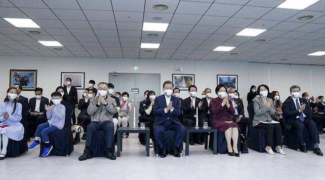 [고흥=뉴시스] 전진환 기자 = 문재인 대통령과 김정숙 여사가 21일 오후 전남 고흥 나로우주센터 연구동에서 한국형 발사체 '누리호(KSLV-2)'의 발사를 참관하고 있다. 2021.10.21.