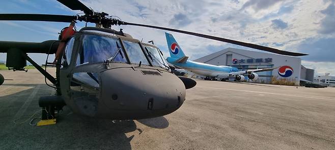 대한항공이 ‘2021 서울 국제 항공우주 및 방위산업 전시회’(ADEX 2021)에서 미국 시콜스키사와 UH-60P 블랙호크 기술협력 30주년 기념행사를 진행했다. 사진은 UH-60P 블랙호크(왼쪽) 헬기와 대한항공 여객기. /사진=대한항공
