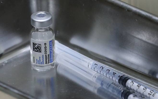 정부가 얀센 신종 코로나바이러스 감염증(코로나19) 백신 접종자를 포함해 기존 화이자·모더나·아스트라제네카(AZ) 백신 접종자에 대한 추가 접종(부스터샷) 계획을 이르면 다음주 발표한다 사진은 얀센 백신./사진=뉴시스