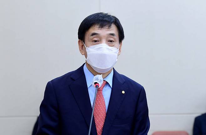 이주열 한국은행 총재가 초대형 경제위기를 뜻하는 '퍼펙트 스톰'에 대해 "대비는 해야 한다"고 말했다. 사진은 지난 15일 서울 여의도 국회에서 열린 기획재정위원회의 한국은행에 대한 국정감사에서 이주열 한국은행 총재가 인사말을 하는 모습./사진=뉴스1