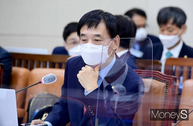 이주열 한국은행 총재가 기준금리 인상으로 취약계층의 상환 부담이 증가하더라도 통화정책 상 금리인상은 불가피하다는 입장을 밝혔다. 사진은 이주열 한국은행 총재가 지난 15일 서울 여의도 국회에서 열린 기획재정위원회 국정감사에 참석해 발언을 하고 있는 모습./사진=임한별 기자