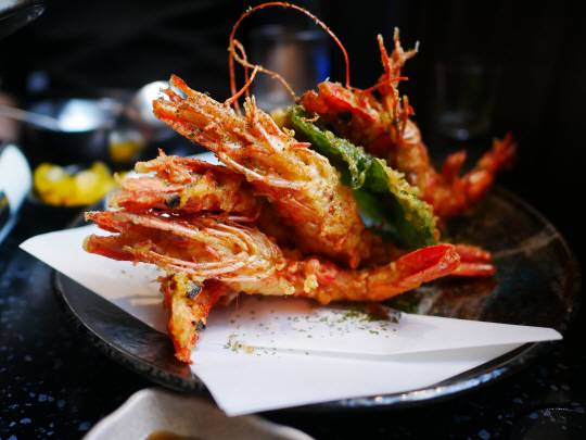 서울 저동 ‘고씨네 고추장찌개’에서 내는 새우튀김. 머리째 튀겨내는 새우가 용을 닮았다고 해서 ‘용튀김’이란 이름으로 메뉴에 올라 있다. 찌개 집에서 내는 메뉴로는 생뚱맞아 보이지만 단골들에게는 인기메뉴다.