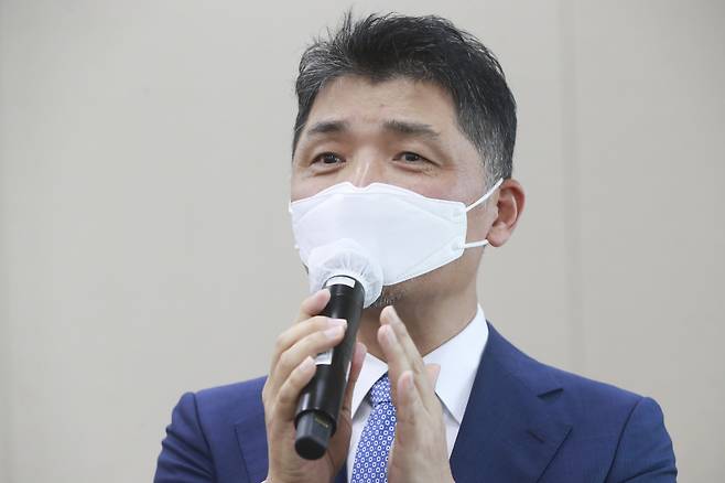 김범수 카카오 의장이 21일 오후 서울 여의도 국회에서 의원질의에 답변하고 있다. [연합]