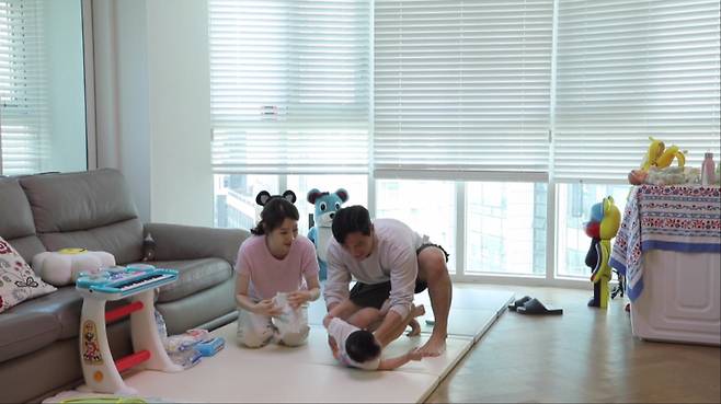 The meaning of a new family is defined by a parenting relationship.JTBC Packual Family from Today, which will be broadcasted on October 23, is a program in which Korean stars participate in a parenting relationship with a single parent family in social prejudice and discrimination.Work and parenting, a single-parent family who wants to catch two rabbits but is hard to handle alone without the help of the surroundings.Actors Shin Ae-ra, Jin Bo-seok and comedian Kim Jae-woo stepped up for them.With the help of star mother and father, we share the parenting troubles and support the independence of single-parent families and define the meaning of a new family.First, the comedian Kim Jae-woo and his wife meet a 15-month baby who can not take off his diapers.There is even an incident that made the house into a babys tear sea, and at that time, 20-year-old mother Irucia challenged the drivers license test with the help of Kim Jae-woo and his wife.Kim Jae-woo and his wife promised to get the first Gift in the news of passing the written test.The Jeong Bo-seok couple meet single Daddy, who raises a six-year-old.From the son of Jeong Bo-Seok to the daughter-in-law and granddaughter, the whole family joins the parenting, and Jeong Bo-Seok captures the child with a villain play that matches the childrens eye level as a veteran actor.Jeong Bo-Seok, along with parenting, has become a mentor of Father Ji-hoons life, and has delivered his business know-how for Ji-hoon, who dreams of running a cafe.Shin Ae-ra, who said he is a big player in the parenting program MC and can make it on my side if any child plays a little, has a 4-year-old nephew.Shin Ae-ra, who was rejected from the handshake for the first time, is also struggling with his new nephew and title arrangement.Shin Ae-ra said, I felt that I had heard my age after eight hours of parenting alone, but soon I gave a deep story to my mothers mother, Son, and conveyed the heartbreak.