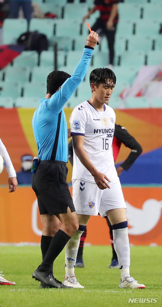 [전주=뉴시스] 김얼 기자 = 2021 아시아축구연맹(AFC) 챔피언스리그(ACL) 4강전 울산 현대와 포항 스틸러스의 경기가 열린 17일 전북 전주시 전주월드컵경기장에서 울산 현대 원두재 선수가 레드카드를 받고 퇴장하고 있다. 2021.10.20. pmkeul@newsis.com