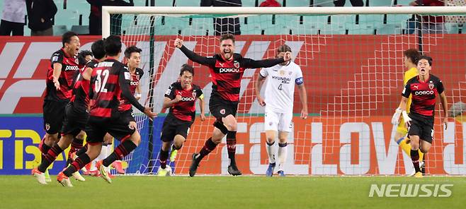 [전주=뉴시스] 김얼 기자 = 2021 아시아축구연맹(AFC) 챔피언스리그(ACL) 4강전 울산 현대와 포항 스틸러스의 경기가 열린 17일 전북 전주시 전주월드컵경기장에서 포항 스틸러스 그랜트 선수가 골을 성공시키고 세리머니를 하고 있다. 2021.10.20. pmkeul@newsis.com