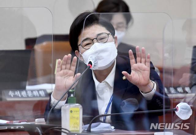 [서울=뉴시스] 최동준 기자 = 임이자 국민의힘 의원이 15일 서울 여의도 국회에서 열린 환경노동위원회 국정감사에서 발언하고 있다. (공동취재사진) 2020.10.15.  photo@newsis.com