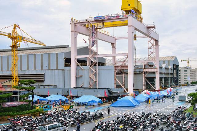 [울산=뉴시스]6일 현대중공업 노조가 2년치 임단협 타결을 촉구하며 전면파업에 돌입한 가운데 일부 조합원들이 판넬공장 턴오버 크레인에 올라가 점거 농성을 벌이고 있다. (사진=독자 제공) 2021.07.06. photo@newsis.com *재판매 및 DB 금지